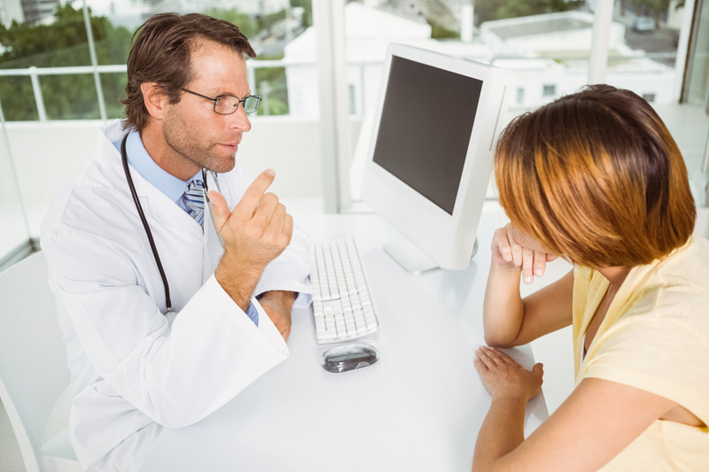 женщина проходит психиатрическое освидетельствование для сотрудников