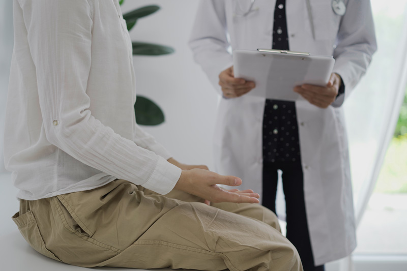 Доктор проводит повторную судебно-психиатрическую экспертизу состояния мужчины